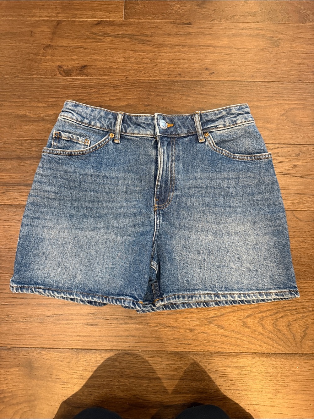 H&M l Blue Denim High-Rise Shorts Size 6 - C31-032